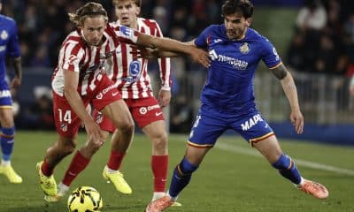 El defensa del Atlético de Madrid Marcos Llorente (i) lucha con el uruguayo Mauro Arambarri, del Getafe, durante el partido de la jornada 13 de LaLiga que Getafe CF y Atlético de Madrid disputaron en el Coliseum de Getafe. EFE/Sergio Pérez