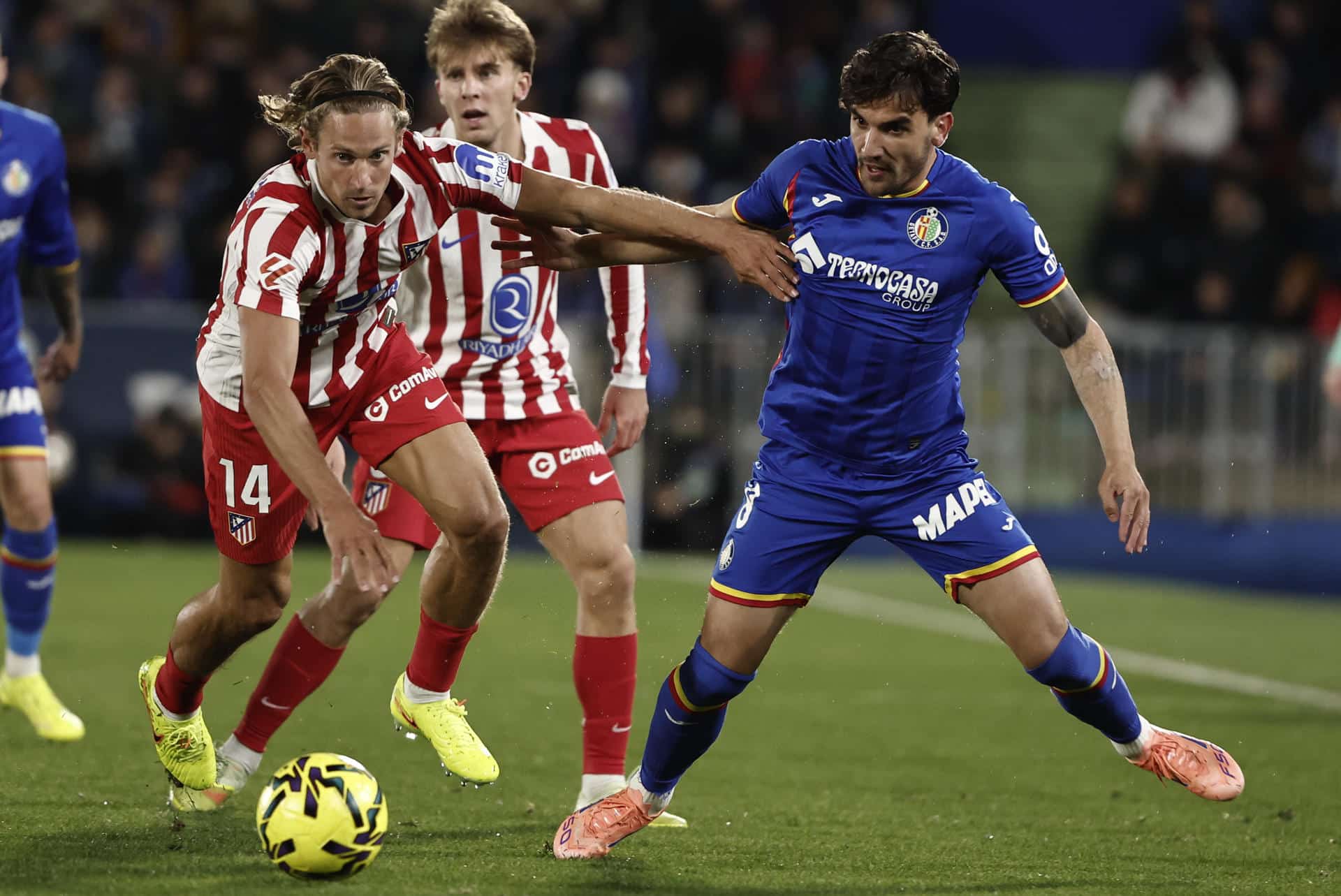 El defensa del Atlético de Madrid Marcos Llorente (i) lucha con el uruguayo Mauro Arambarri, del Getafe, durante el partido de la jornada 13 de LaLiga que Getafe CF y Atlético de Madrid disputaron en el Coliseum de Getafe. EFE/Sergio Pérez