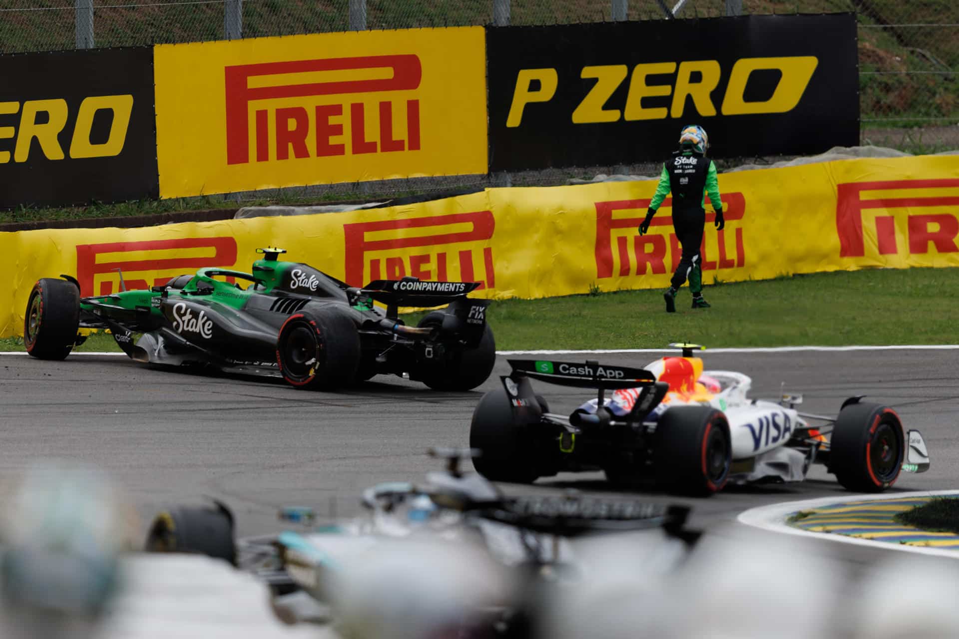 El brasileño Gabriel Bortoleto (fondo) abandonó este domingo el GP de Sao Paulo de Fórmula Uno al chocar su monoplaza Sauber en la primera vuelta del circuito de Interlagos. EFE/ Isaac Fontana