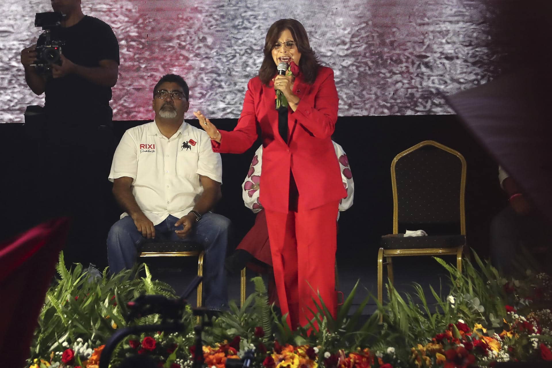 La candidata a la presidencia de Honduras por el Partido Libertad y Refundación (Libre), Rixi Moncada (c), fue captada el pasado 23 de noviembre, durante el cierre de su campaña, en Tegucigalpa (Honduras). EFE/Gustavo Amador