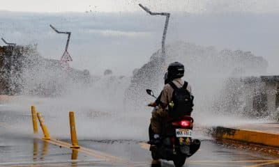 KAOHSIUNG (Taiwan), 11/11/2025.- Taiwanese motorists maneuver through waves brought by Tropical Storm Fung-Wong in Kaohsiung city, Taiwan, 11 November 2025. Tropical Storm Fung-Wong is forecast to strike southern Taiwan Wednesday evening and move back out to sea near Taitung on Thursday, the Central Weather Administration said. Authorities evacuated thousands in eastern Taiwan over fears of flash flooding. Land warnings cover Kaohsiung, Tainan, Taitung and Pingtung; sea warnings cover the Bashi Channel, Dongsha Island, waters southeast of Taiwan and the Taiwan Strait. (tormenta) EFE/EPA/RITCHIE B. TONGO