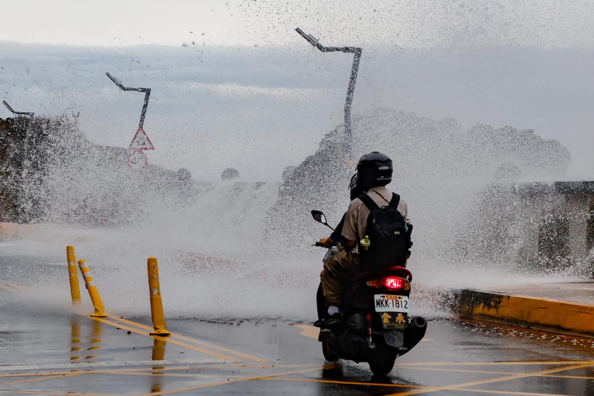 KAOHSIUNG (Taiwan), 11/11/2025.- Taiwanese motorists maneuver through waves brought by Tropical Storm Fung-Wong in Kaohsiung city, Taiwan, 11 November 2025. Tropical Storm Fung-Wong is forecast to strike southern Taiwan Wednesday evening and move back out to sea near Taitung on Thursday, the Central Weather Administration said. Authorities evacuated thousands in eastern Taiwan over fears of flash flooding. Land warnings cover Kaohsiung, Tainan, Taitung and Pingtung; sea warnings cover the Bashi Channel, Dongsha Island, waters southeast of Taiwan and the Taiwan Strait. (tormenta) EFE/EPA/RITCHIE B. TONGO
