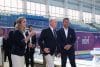 El príncipe Alberto II de Mónaco (c) camina junto al vicepresidente del Comité Olímpico Paraguayo, Julio Ferrari (d), y la directora general adjunta del Comité Organizador Local de grandes eventos deportivos de Paraguay, Larissa Schaerer, durante un recorrido por el Centro Acuático Olímpico de Paraguay este miércoles, en Luque (Paraguay). EFE/ Juan Pablo Pino