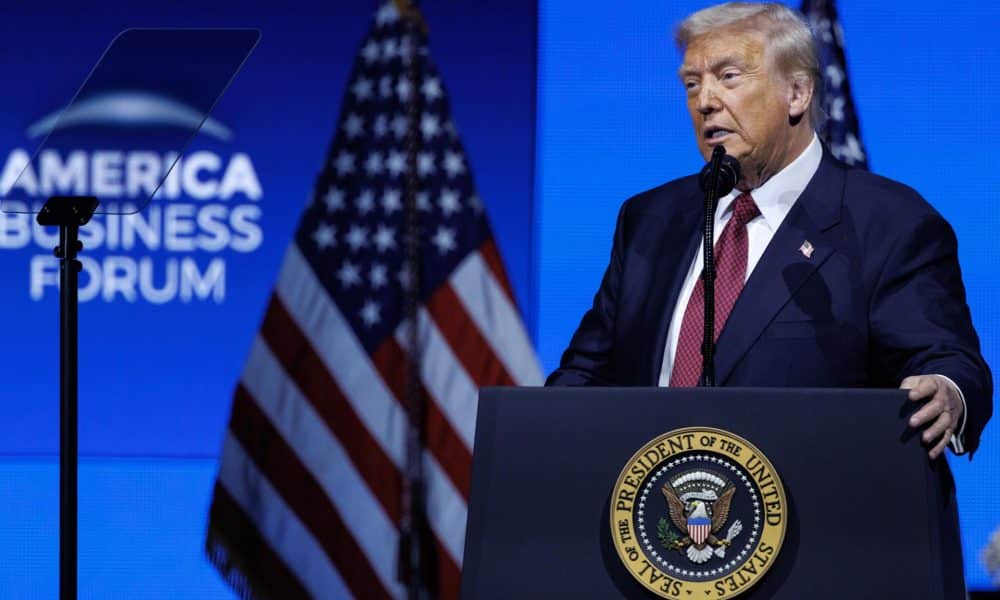 MIAMI (United States), 05/11/2025.- US President Donald Trump speaks at the inaugural US edition of the America Business Forum at the Kaseya Center in Miami, Florida, USA, 05 November 2025. The two-day summit is scheduled for 05–06 November 2025 at the Kaseya Center and brings together leaders from business, sports, culture, and technology, with speakers including Lionel Messi, Will Smith, and CEOs of major global companies. EFE/EPA/CRISTOBAL HERRERA-ULASHKEVICH