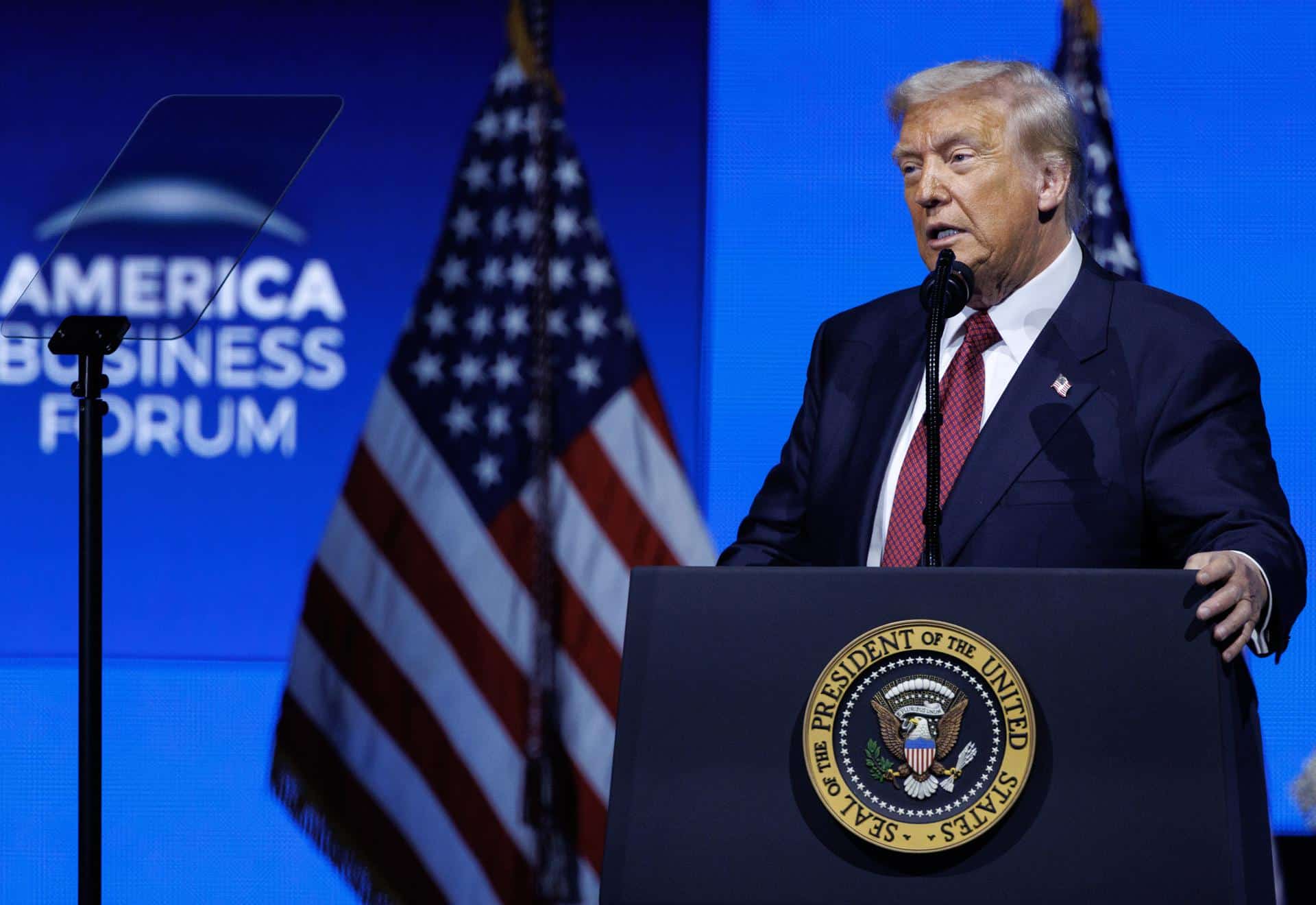 MIAMI (United States), 05/11/2025.- US President Donald Trump speaks at the inaugural US edition of the America Business Forum at the Kaseya Center in Miami, Florida, USA, 05 November 2025. The two-day summit is scheduled for 05–06 November 2025 at the Kaseya Center and brings together leaders from business, sports, culture, and technology, with speakers including Lionel Messi, Will Smith, and CEOs of major global companies. EFE/EPA/CRISTOBAL HERRERA-ULASHKEVICH