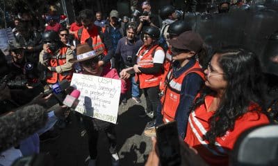Personas participan en una manifestación convocada por la 'Generación Z' este jueves, en la Ciudad de México (México). La manifestación apenas congregó a dos centenares de personas, quienes fueron bloqueados por la policía de acceder al centro de la capital a la espera de que finalice el tradicional desfile militar de conmemoración de la Revolución mexicana de 1910. EFE/Isaac Esquivel