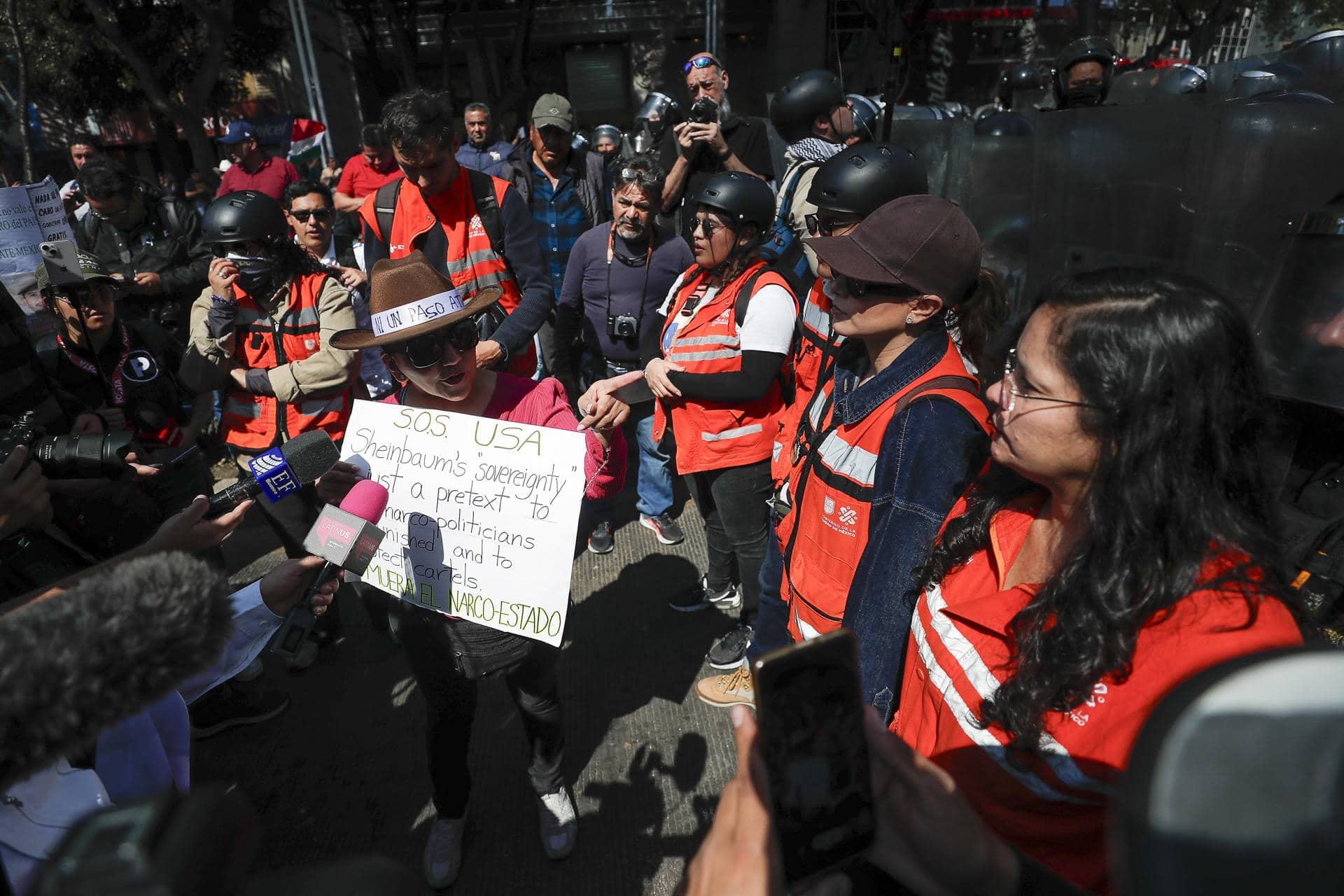Personas participan en una manifestación convocada por la 'Generación Z' este jueves, en la Ciudad de México (México). La manifestación apenas congregó a dos centenares de personas, quienes fueron bloqueados por la policía de acceder al centro de la capital a la espera de que finalice el tradicional desfile militar de conmemoración de la Revolución mexicana de 1910. EFE/Isaac Esquivel