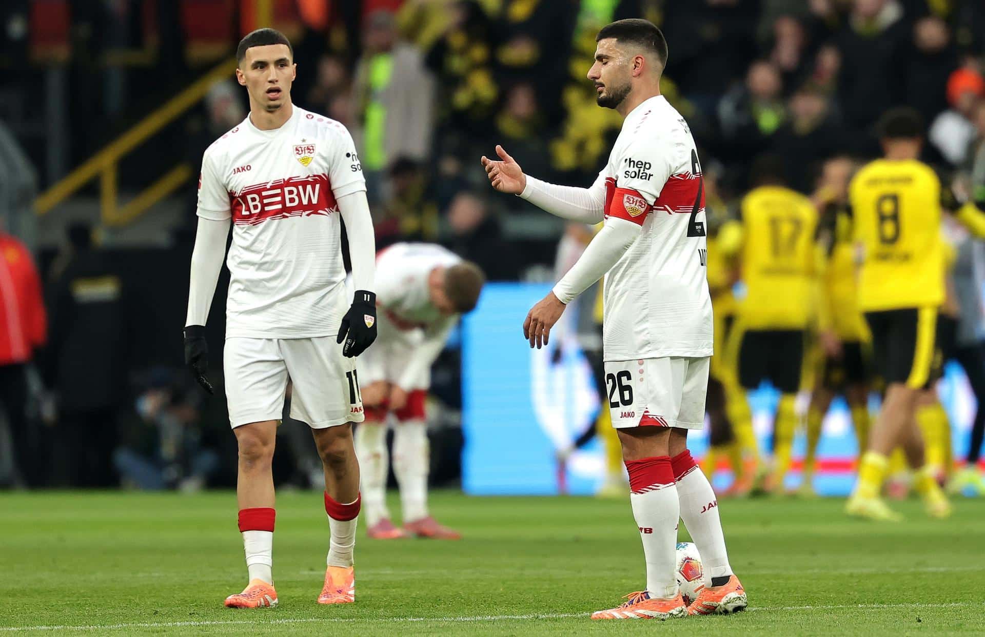 Los jugadores del Stuttgart Deniz Undav (d) y Bilal El Khannouss durante el partido de la Bundesliga que han jugado Borussia Dortmund y VfB Stuttgart en Dortmund, Alemania. EFE/EPA/FRIEDEMANN VOGEL