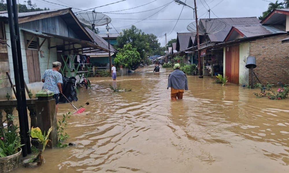 TAPANULI SUR (Indonesia), 26/11/2025.- Al menos ocho personas han muerto y 58 resultaron heridas por las inundaciones y corrimientos de tierra registrados en la isla indonesia de Sumatra, al oeste del archipiélago, debido a las lluvias torrenciales que golpean la región, informan este miércoles las autoridades locales. EFE/Agencia Nacional Para La Gestión De Desastres (bnpb) De Indonesia SOLO USO EDITORIAL/SOLO DISPONIBLE PARA ILUSTRAR LA NOTICIA QUE ACOMPAÑA (CRÉDITO OBLIGATORIO)