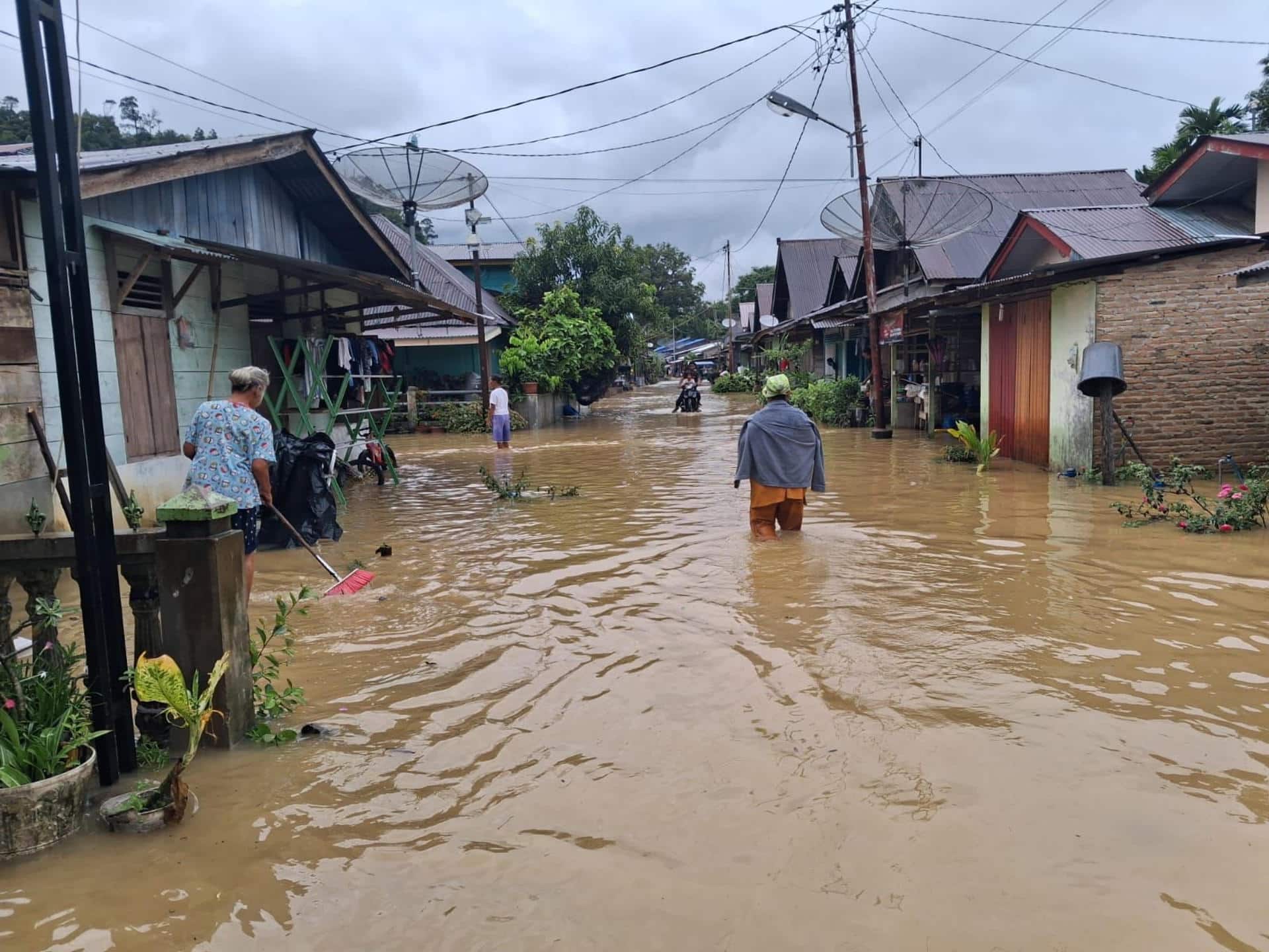 TAPANULI SUR (Indonesia), 26/11/2025.- Al menos ocho personas han muerto y 58 resultaron heridas por las inundaciones y corrimientos de tierra registrados en la isla indonesia de Sumatra, al oeste del archipiélago, debido a las lluvias torrenciales que golpean la región, informan este miércoles las autoridades locales. EFE/Agencia Nacional Para La Gestión De Desastres (bnpb) De Indonesia SOLO USO EDITORIAL/SOLO DISPONIBLE PARA ILUSTRAR LA NOTICIA QUE ACOMPAÑA (CRÉDITO OBLIGATORIO)