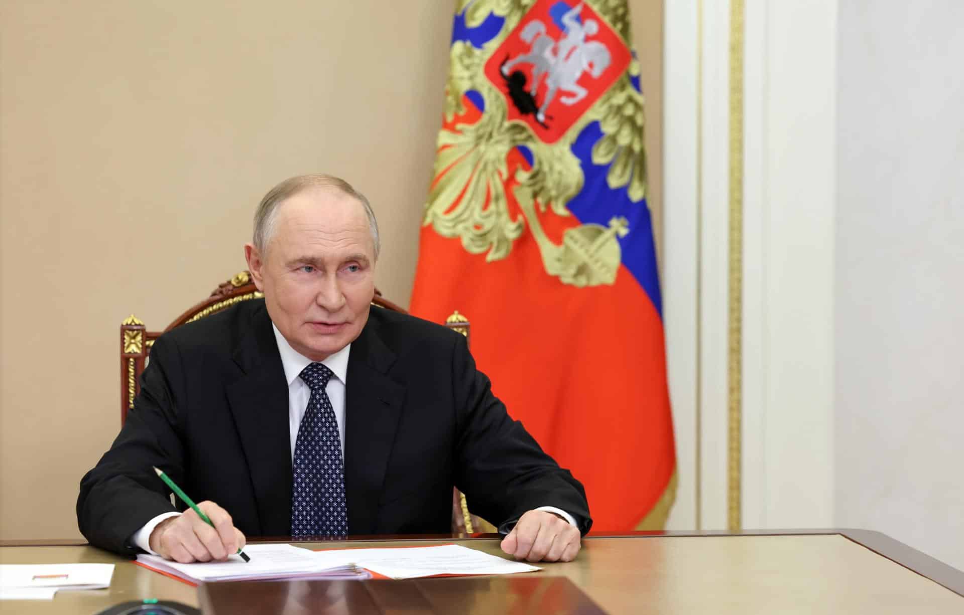 El presidente ruso Vladimir Putin preside una reunión con miembros del Consejo de Seguridad mediante videoconferencia en Moscú, Rusia, 31 de octubre de 2025. (Rusia, Moscú)