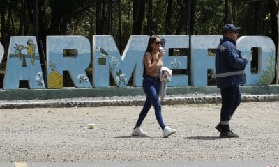Fotografía del 5 de noviembre de 2025 que muestra a personas caminando frente a un letrero de la ciudad de Armero (Colombia). EFE/ Mauricio Dueñas Castañeda
