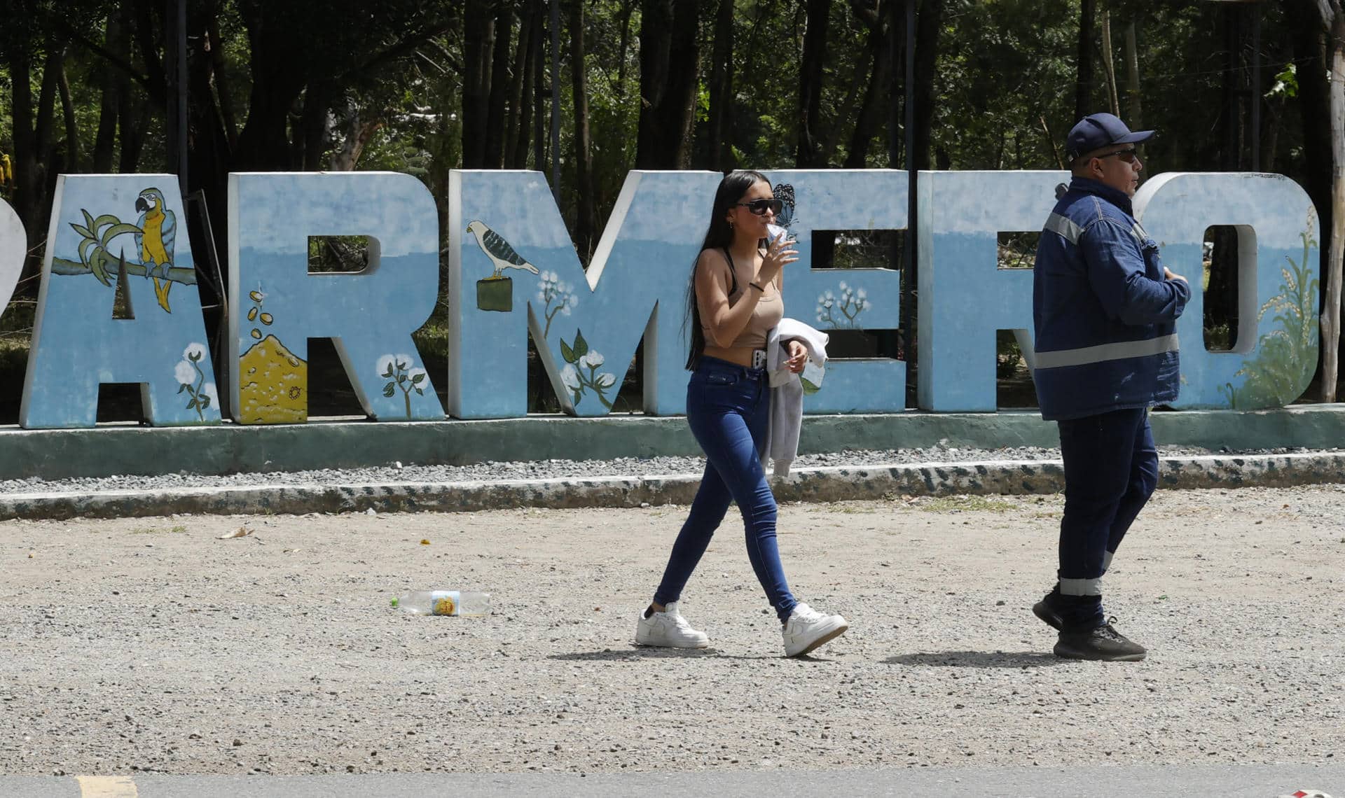 Fotografía del 5 de noviembre de 2025 que muestra a personas caminando frente a un letrero de la ciudad de Armero (Colombia). EFE/ Mauricio Dueñas Castañeda