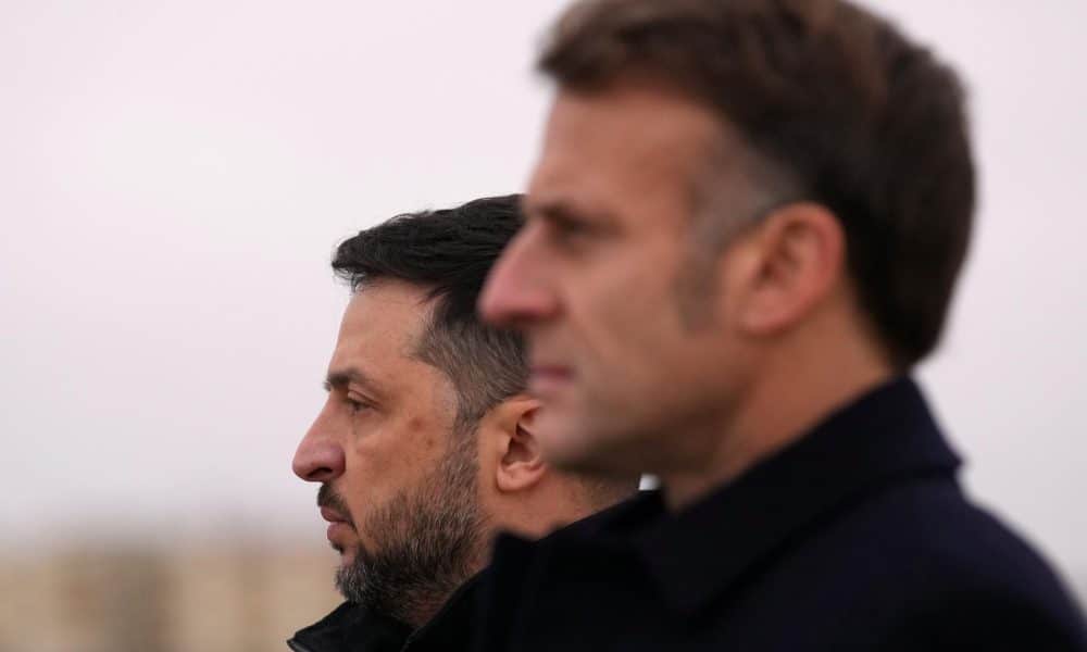 El presidente francés Emmanuel Macron (D) y el presidente ucraniano Volodímir Zelenski escuchan los himnos nacionales en la base aérea de Villacoublay cerca de París, Francia, 17 de noviembre de 2025. (Francia, Ucrania) EFE/EPA/Christophe Ena / POOL MAXPPP OUT