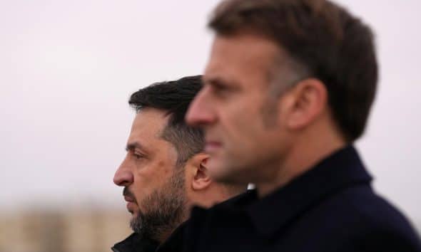 El presidente francés Emmanuel Macron (D) y el presidente ucraniano Volodímir Zelenski escuchan los himnos nacionales en la base aérea de Villacoublay cerca de París, Francia, 17 de noviembre de 2025. (Francia, Ucrania) EFE/EPA/Christophe Ena / POOL MAXPPP OUT