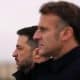 El presidente francés Emmanuel Macron (D) y el presidente ucraniano Volodímir Zelenski escuchan los himnos nacionales en la base aérea de Villacoublay cerca de París, Francia, 17 de noviembre de 2025. (Francia, Ucrania) EFE/EPA/Christophe Ena / POOL MAXPPP OUT