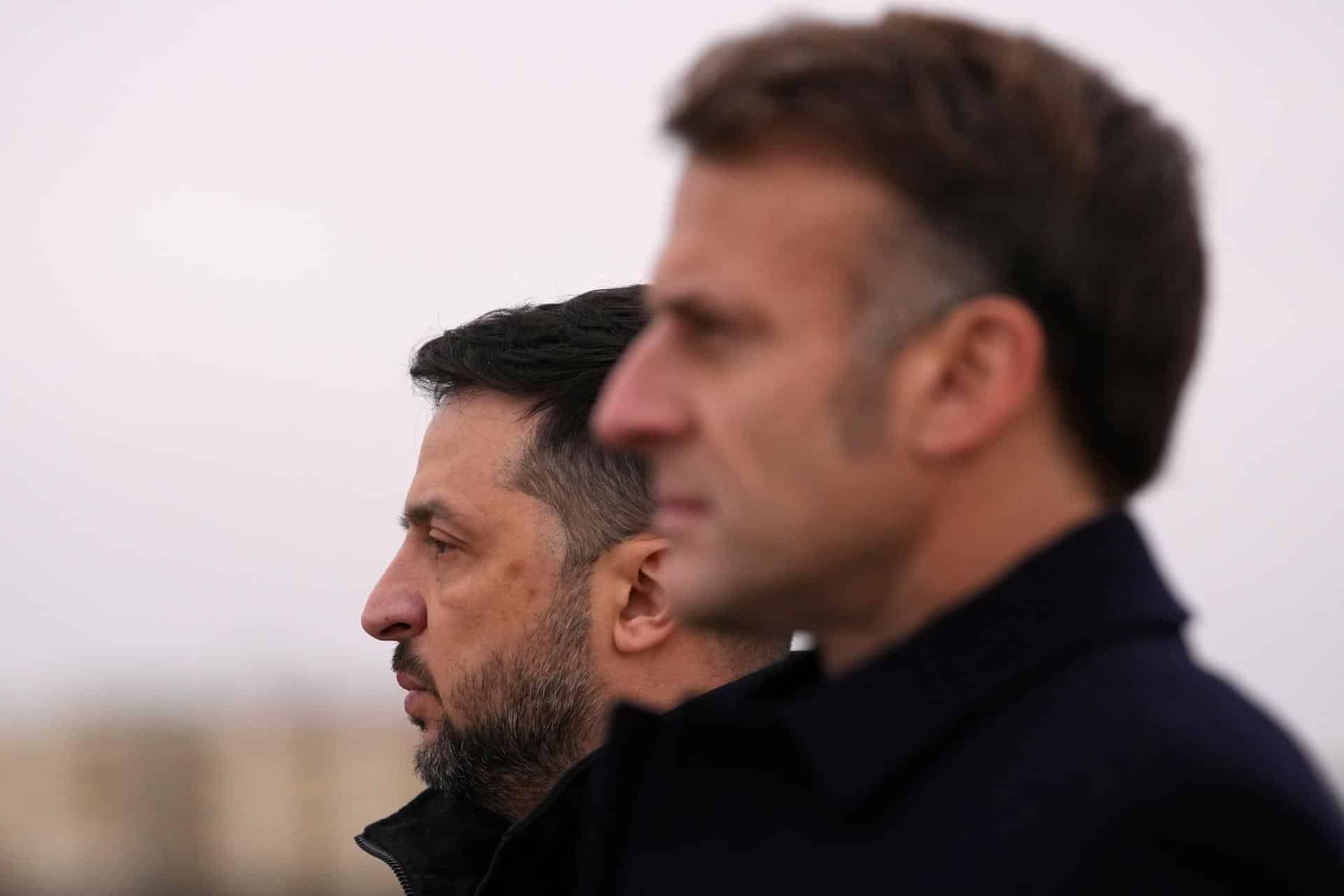 El presidente francés Emmanuel Macron (D) y el presidente ucraniano Volodímir Zelenski escuchan los himnos nacionales en la base aérea de Villacoublay cerca de París, Francia, 17 de noviembre de 2025. (Francia, Ucrania) EFE/EPA/Christophe Ena / POOL MAXPPP OUT