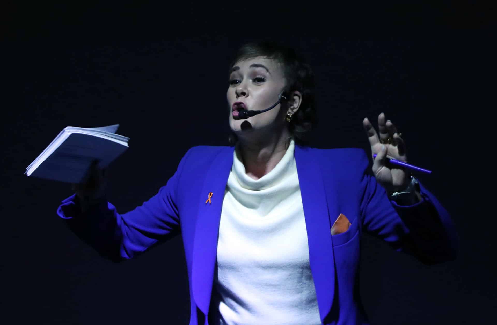 La embajadora de buena voluntad de ONU Mujeres y sobreviviente de violencia digital, Marion Reimers, habla durante una conferencia de prensa este martes en Ciudad de México (México). EFE/ Mario Guzmán