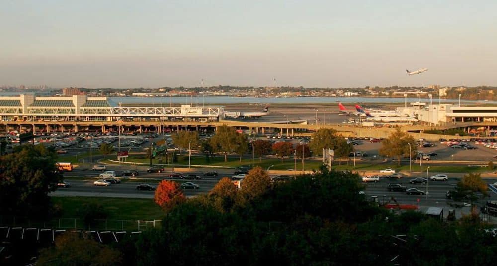 Fotografía de archivo de una vista general del aeropuerto LaGuardia, en Nueva York (NY, EE.UU.). EFE/Matt Campbell