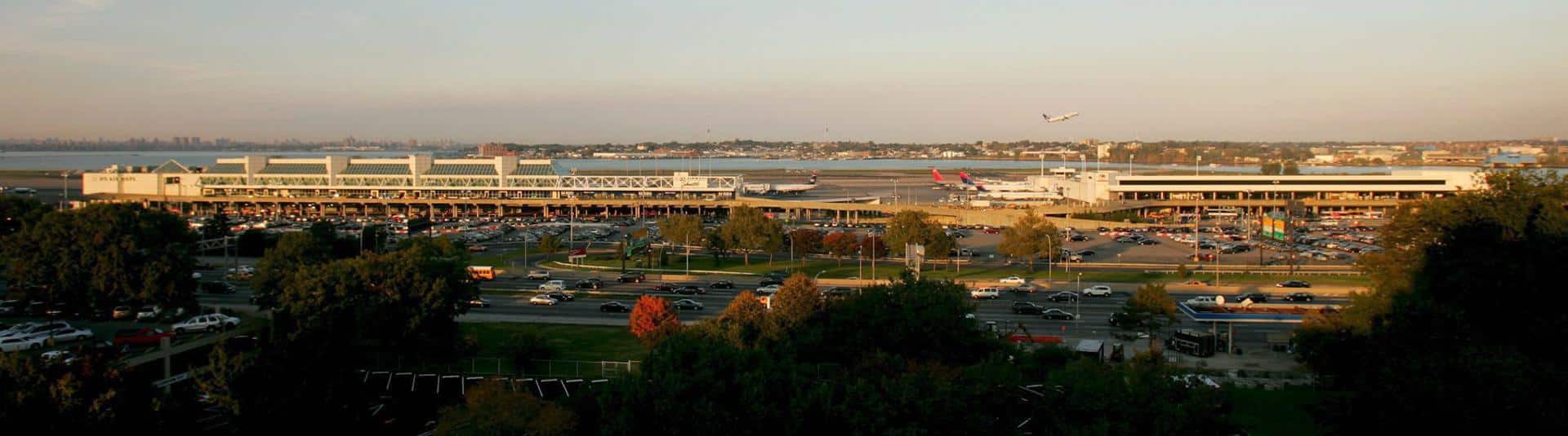 Fotografía de archivo de una vista general del aeropuerto LaGuardia, en Nueva York (NY, EE.UU.). EFE/Matt Campbell