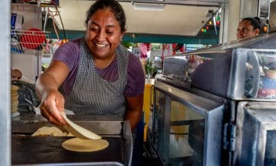 Fotografía sin fecha específica de toma cedida por el fotógrafo venezolano Carlos Muñoz de la obra 'Tortillas' tomada en el mercado de Redland, a las afueras de Miami (EE.UU.). EFE/ Carlos Muñoz /SOLO USO EDITORIAL/ NO VENTAS/ SOLO DISPONIBLE PARA ILUSTRAR LA NOTICIA QUE ACOMPAÑA (CRÉDITO OBLIGATORIO)