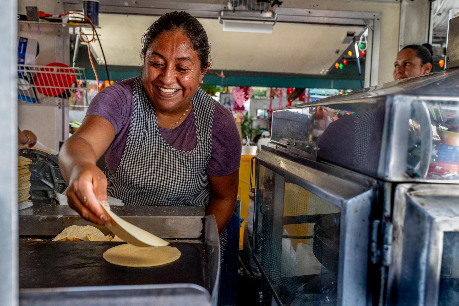Fotografía sin fecha específica de toma cedida por el fotógrafo venezolano Carlos Muñoz de la obra 'Tortillas' tomada en el mercado de Redland, a las afueras de Miami (EE.UU.). EFE/ Carlos Muñoz /SOLO USO EDITORIAL/ NO VENTAS/ SOLO DISPONIBLE PARA ILUSTRAR LA NOTICIA QUE ACOMPAÑA (CRÉDITO OBLIGATORIO)