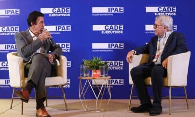 El presidente de IPAE Acción Empresarial, entidad organizadora de la Conferencia Anual de Ejecutivos (CADE Ejecutivos) de Perú, Gonzalo Galdós (i), habla con el director de la encuestadora Ipsos Perú, Alfredo Torres, en una rueda de prensa este miércoles, en Lima (Perú). EFE/ Paolo Aguilar