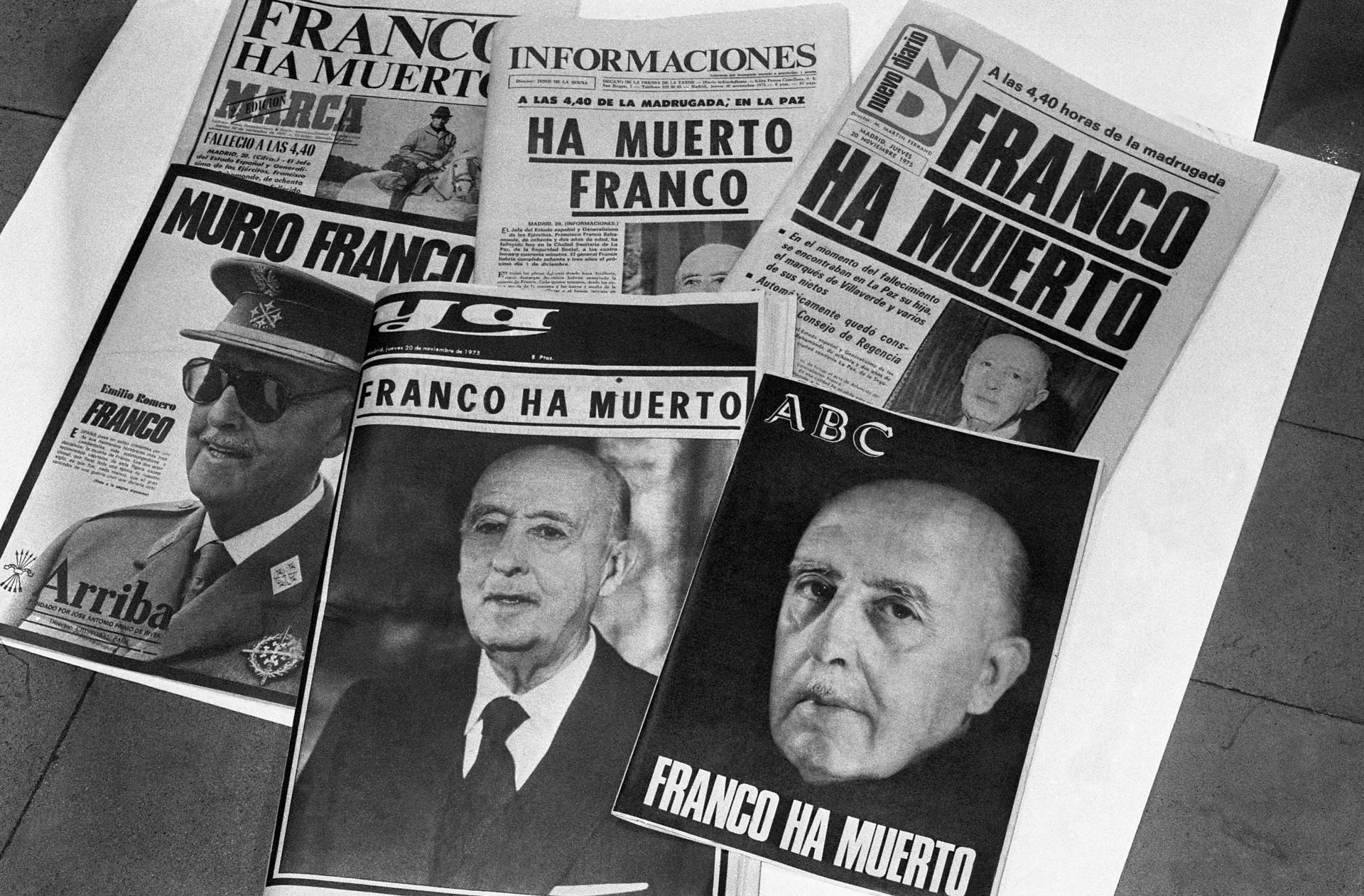 El jueves 20 de noviembre de 1975, todos los periódicos, en ediciones especiales, salieron a la calle dando la noticia del fallecimiento de Franco. EFE/Archivo.