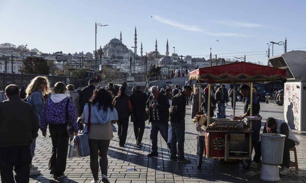 Personas caminan frente a la Nueva Mezquita de Eminonu en Estambul, Turquía, 25 de noviembre de 2025. 
 EFE/EPA/ERDEM SAHIN