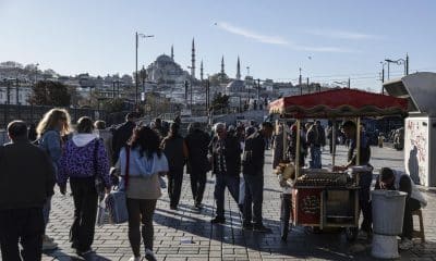 Personas caminan frente a la Nueva Mezquita de Eminonu en Estambul, Turquía, 25 de noviembre de 2025. 
 EFE/EPA/ERDEM SAHIN