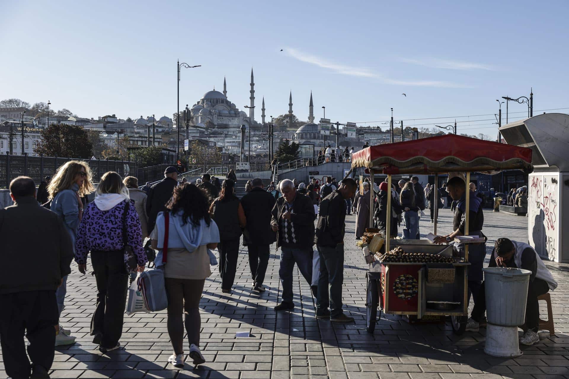 Personas caminan frente a la Nueva Mezquita de Eminonu en Estambul, Turquía, 25 de noviembre de 2025. 
 EFE/EPA/ERDEM SAHIN