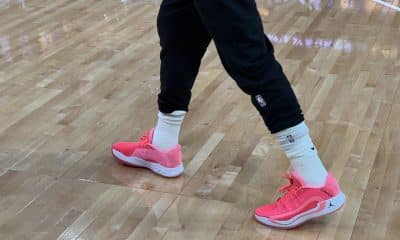 Fotografía que muestra las zapatillas del jugador de Los Ángeles Lakers Luka Doncic previo a un partido de la NBA entre Milwaukee Bucks y Los Ángeles Lakers. EFE/ Andrea Montolivo