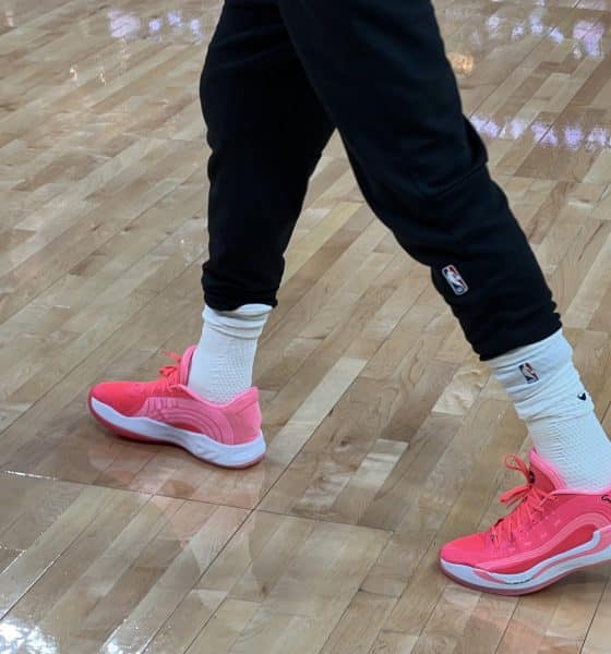 Fotografía que muestra las zapatillas del jugador de Los Ángeles Lakers Luka Doncic previo a un partido de la NBA entre Milwaukee Bucks y Los Ángeles Lakers. EFE/ Andrea Montolivo