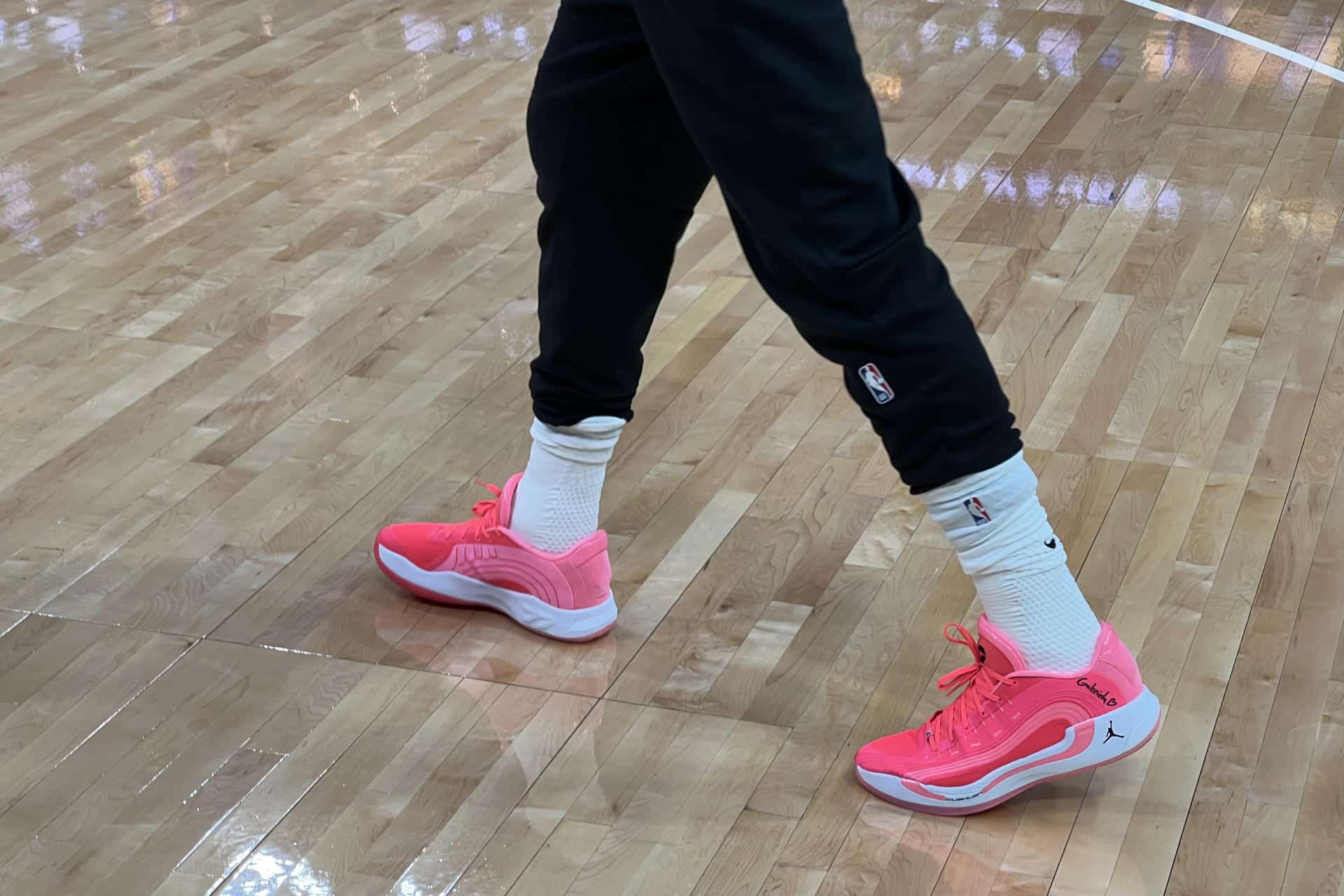 Fotografía que muestra las zapatillas del jugador de Los Ángeles Lakers Luka Doncic previo a un partido de la NBA entre Milwaukee Bucks y Los Ángeles Lakers. EFE/ Andrea Montolivo