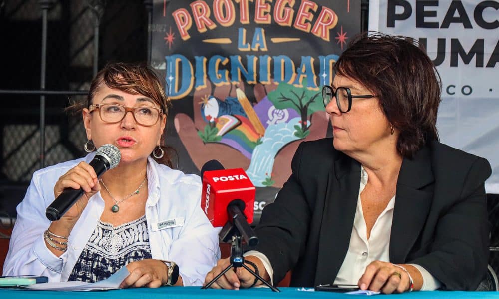 La integrante de la Red Nacional de Mujeres Defensoras de Derechos Humanos en México, María de los Ángeles Diana Damián (i), y la activista por los derechos civiles y política española, Diana Riba i Giner (d), participan en una conferencia de prensa este jueves, en Tuxtla Gutiérrez, Chiapas (México). EFE/Carlos López