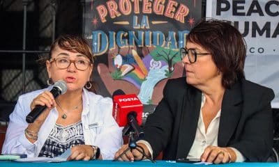 La integrante de la Red Nacional de Mujeres Defensoras de Derechos Humanos en México, María de los Ángeles Diana Damián (i), y la activista por los derechos civiles y política española, Diana Riba i Giner (d), participan en una conferencia de prensa este jueves, en Tuxtla Gutiérrez, Chiapas (México). EFE/Carlos López