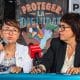 La integrante de la Red Nacional de Mujeres Defensoras de Derechos Humanos en México, María de los Ángeles Diana Damián (i), y la activista por los derechos civiles y política española, Diana Riba i Giner (d), participan en una conferencia de prensa este jueves, en Tuxtla Gutiérrez, Chiapas (México). EFE/Carlos López