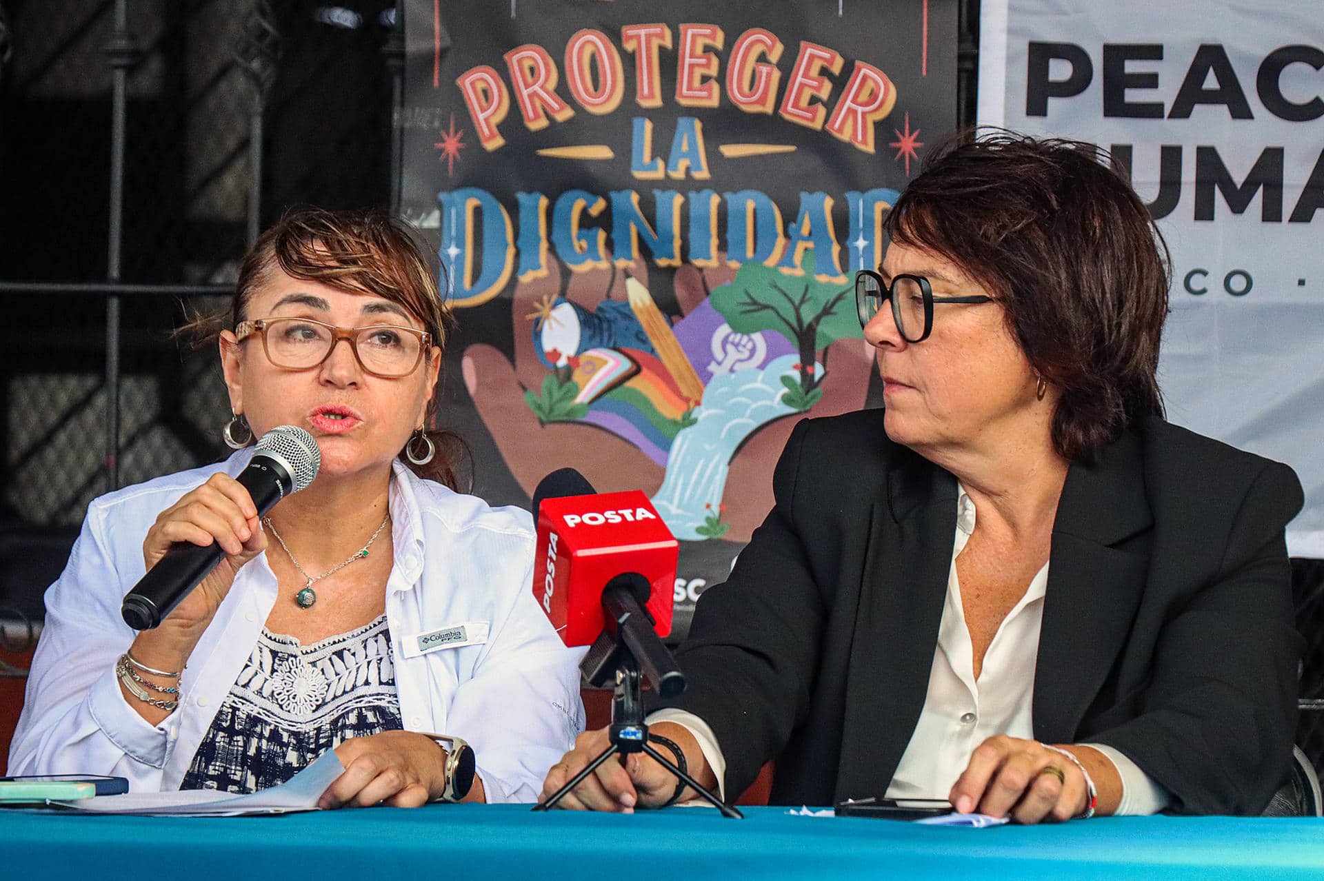 La integrante de la Red Nacional de Mujeres Defensoras de Derechos Humanos en México, María de los Ángeles Diana Damián (i), y la activista por los derechos civiles y política española, Diana Riba i Giner (d), participan en una conferencia de prensa este jueves, en Tuxtla Gutiérrez, Chiapas (México). EFE/Carlos López