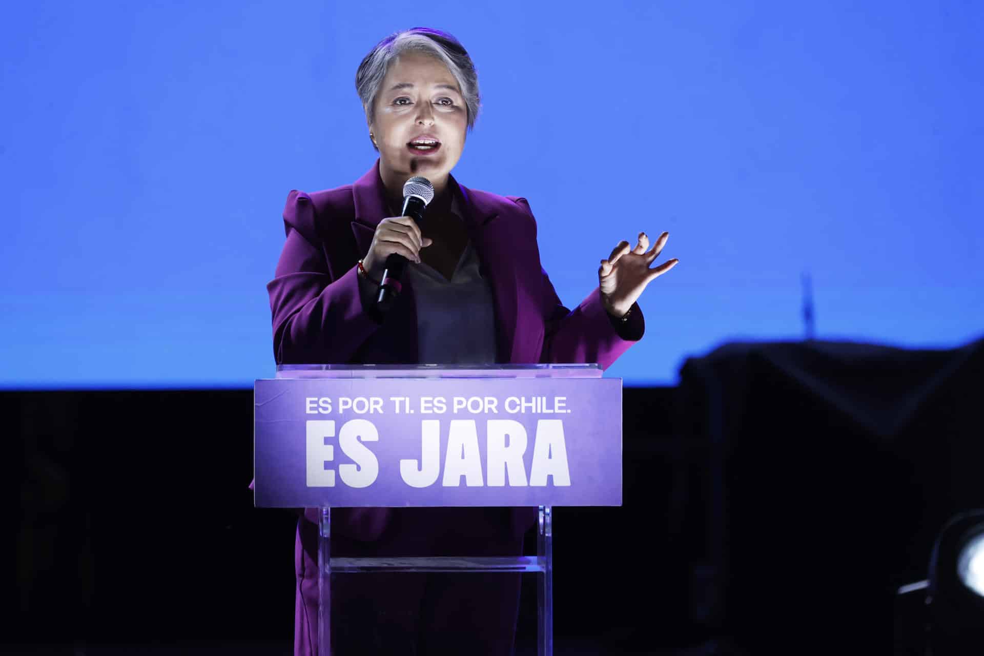 La candidata a la Presidencia de Chile por el partido Unidad por Chile, Jeannette Jara, habla durante un evento de cierre de campaña de la candidata a la Presidencia de Chile Jeannette Jara este martes, en Santiago (Chile). EFE/ Elvis González