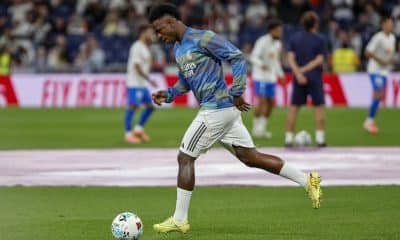 El delantero brasileño del Real Madrid Vinicius Junior durante el calentamiento previo al partido de LaLiga entre el Real Madrid y el Valencia, este sábado en el estadio Santiago Bernabéu. EFE/ Sergio Pérez