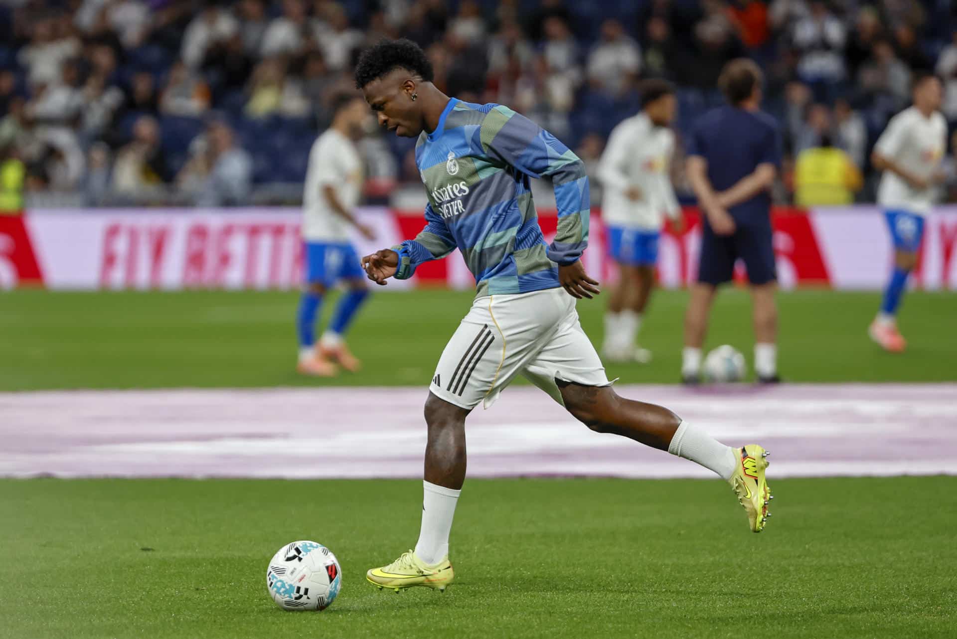 El delantero brasileño del Real Madrid Vinicius Junior durante el calentamiento previo al partido de LaLiga entre el Real Madrid y el Valencia, este sábado en el estadio Santiago Bernabéu. EFE/ Sergio Pérez