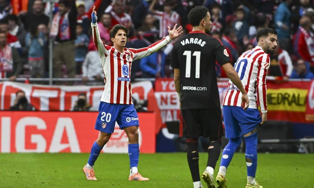 El centrocampista del Atlético de Madrid Giuliano Simeone (i) gesticula durante partido de LaLiga entre el Atlético de Madrid y el Sevilla, en el estadio Metropolitano. EFE/ Fernando Villar