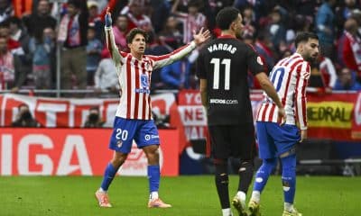 El centrocampista del Atlético de Madrid Giuliano Simeone (i) gesticula durante partido de LaLiga entre el Atlético de Madrid y el Sevilla, en el estadio Metropolitano. EFE/ Fernando Villar