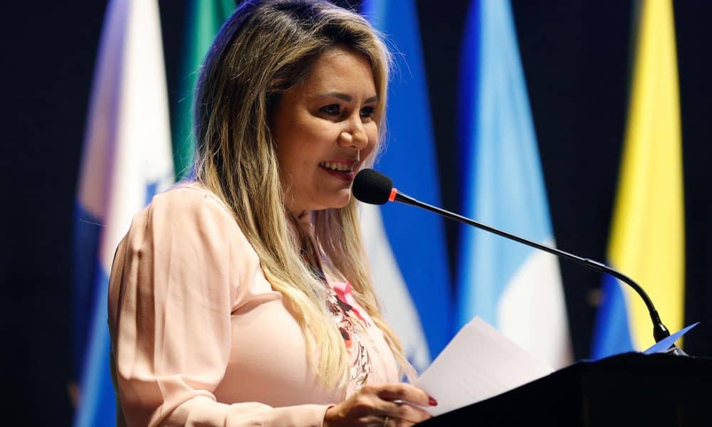 Fotografía de archivo de la ministra de la Secretaría Nacional de Turismo (Senatur) de Paraguay, Angie Duarte, durante una conferencia, en Luque (Paraguay). EFE/Juan Pablo Pino