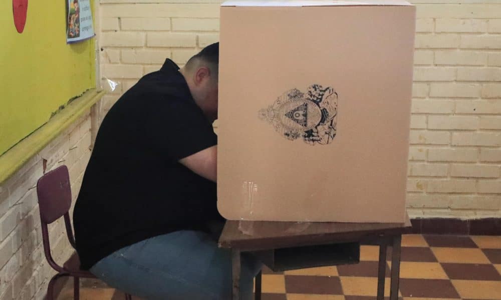 Fotografía de archivo, tomada el pasado 9 de marzo, de un hombre al ejercer su derecho al voto, en las elecciones primarias, en Tegucigalpa (Honduras). EFE/Gustavo Amador