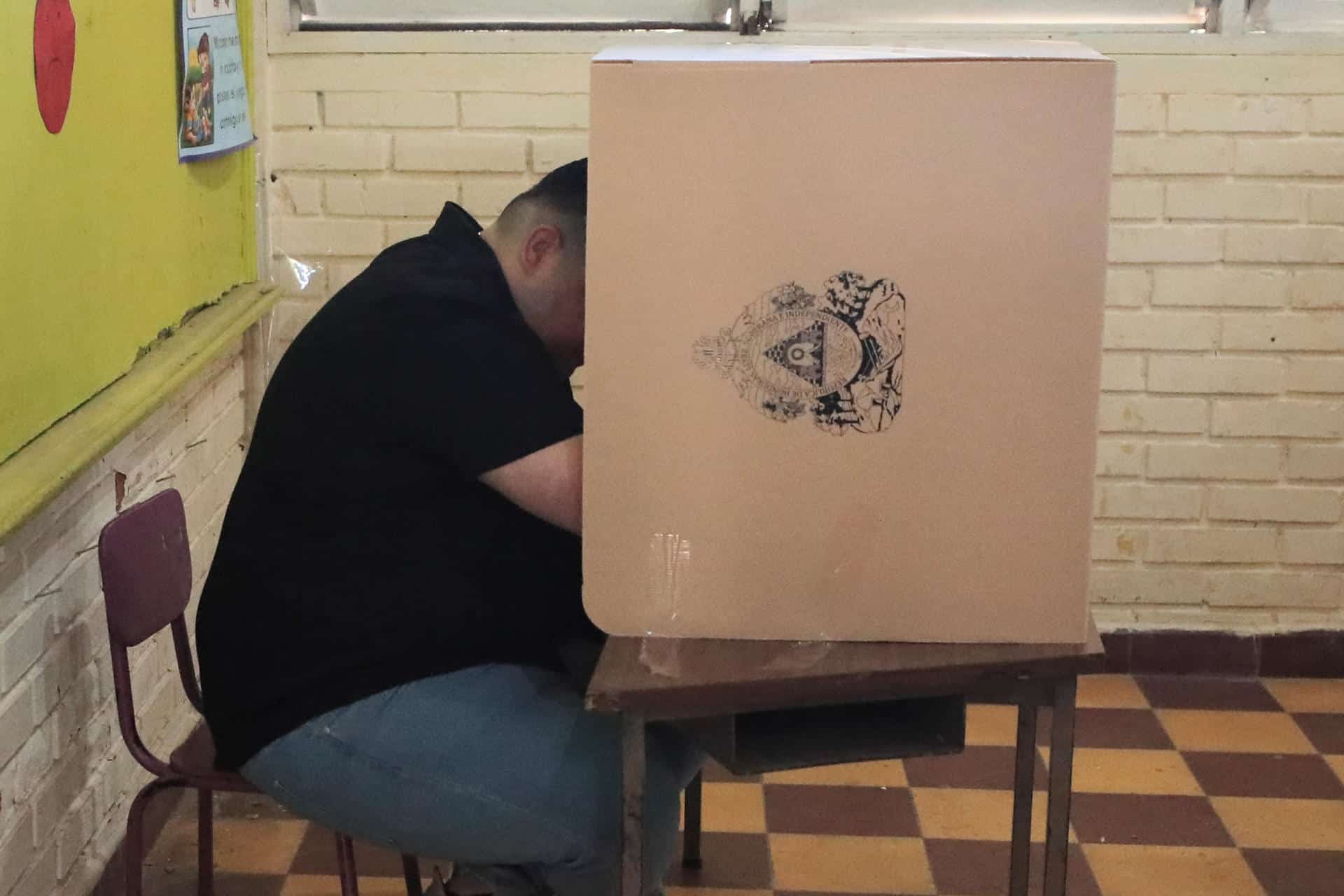 Fotografía de archivo, tomada el pasado 9 de marzo, de un hombre al ejercer su derecho al voto, en las elecciones primarias, en Tegucigalpa (Honduras). EFE/Gustavo Amador