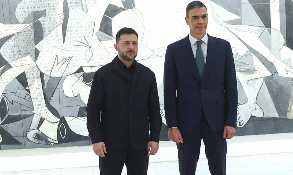 El presidente del Gobierno español, Pedro Sánchez (D), y el presidente ucraniano, Volodímir Zelenski, posan frente al "Guernica" de Pablo Picasso, el martes 18 de noviembre en el Museo Nacional Centro de Arte Reina Sofía.
 EFE/Pool Moncloa/Fernando Calvo CRÉDITO OBLIGATORIO SOLO USO PERMITIDO PARA ILUSTRAR LA NOTICIA QUE APARECE EN EL PIE DE FOTO SÓLO USO EDITORIAL