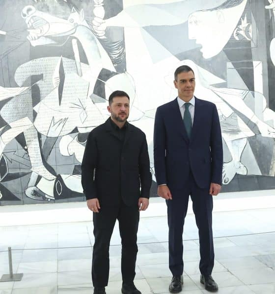 El presidente del Gobierno español, Pedro Sánchez (D), y el presidente ucraniano, Volodímir Zelenski, posan frente al "Guernica" de Pablo Picasso, el martes 18 de noviembre en el Museo Nacional Centro de Arte Reina Sofía.
 EFE/Pool Moncloa/Fernando Calvo CRÉDITO OBLIGATORIO SOLO USO PERMITIDO PARA ILUSTRAR LA NOTICIA QUE APARECE EN EL PIE DE FOTO SÓLO USO EDITORIAL