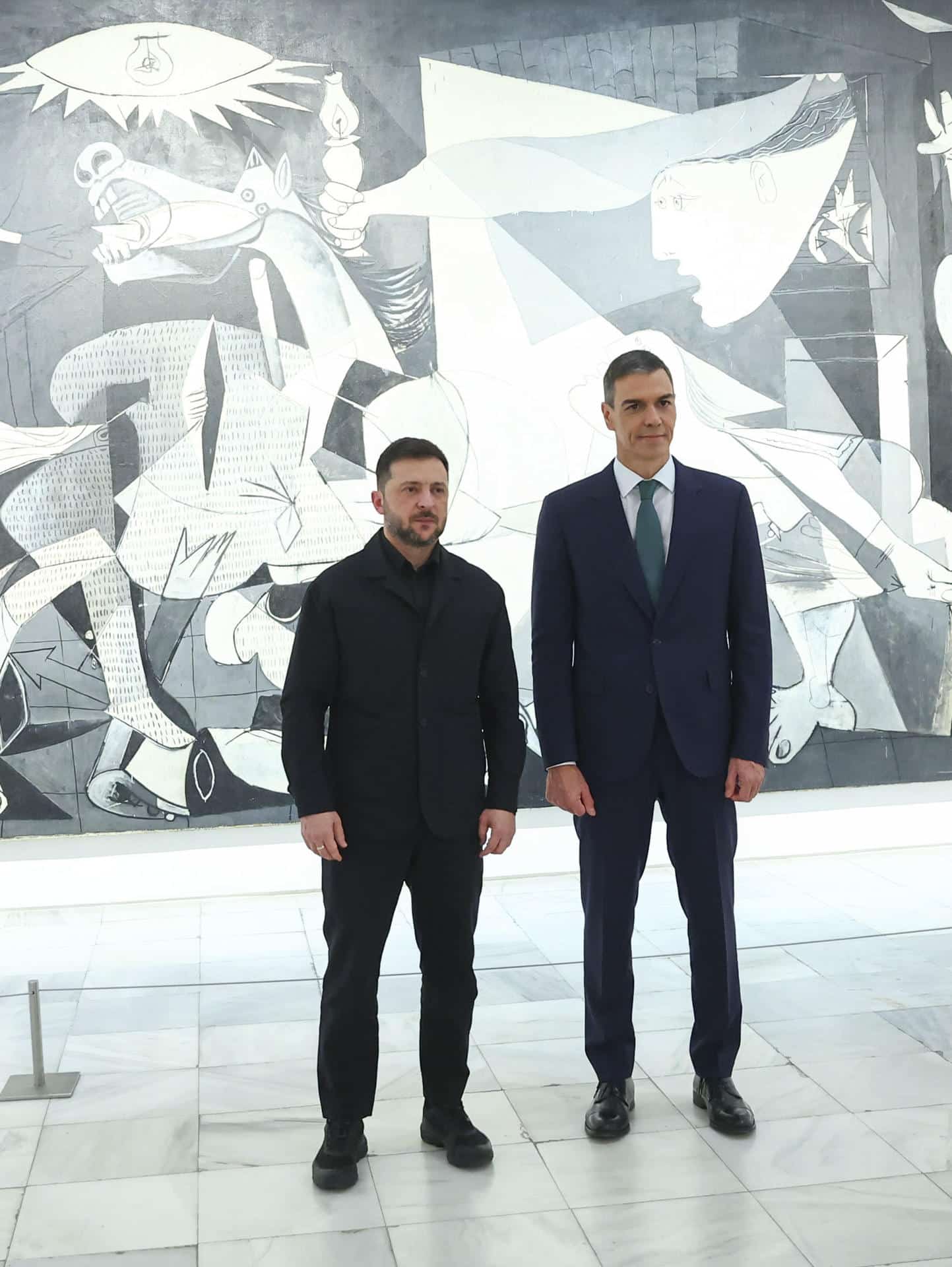 El presidente del Gobierno español, Pedro Sánchez (D), y el presidente ucraniano, Volodímir Zelenski, posan frente al "Guernica" de Pablo Picasso, el martes 18 de noviembre en el Museo Nacional Centro de Arte Reina Sofía.
 EFE/Pool Moncloa/Fernando Calvo CRÉDITO OBLIGATORIO SOLO USO PERMITIDO PARA ILUSTRAR LA NOTICIA QUE APARECE EN EL PIE DE FOTO SÓLO USO EDITORIAL