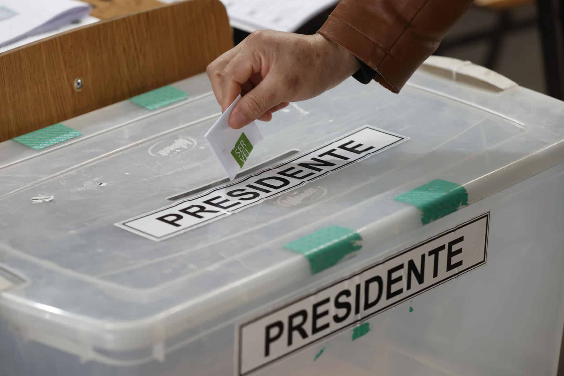 Fotografía de archivo, tomada el pasado 29 de junio, del detalle de la mano de un ciudadano al depositar su voto, durante las primarias presidenciales, en Santiago de Chile. EFE/Elvis González